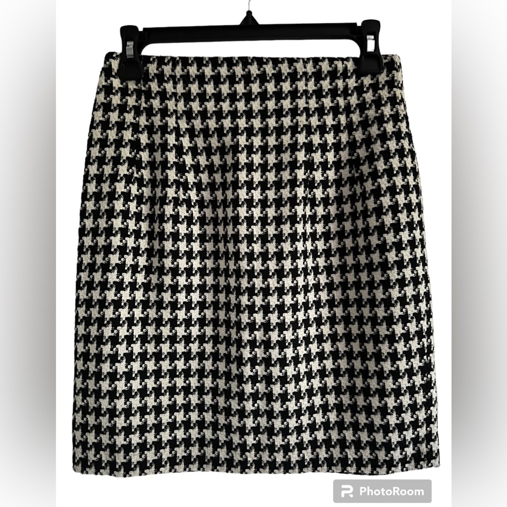 EXPRESS, wool blend, mid thigh, houndstooth. Like new.